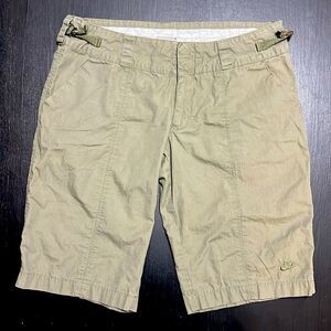 Nike women’s cargo shorts size small (4-6).